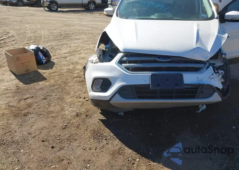 2018 Ford Escape Titanium z USA, uszkodzony, nr VIN 1FMCU0J93JUD20286